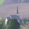 Blick von oben auf die Skaun-Kirche