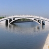 eine kunstvolle Brücke