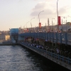 unten Fressmeile, oben Brücke
